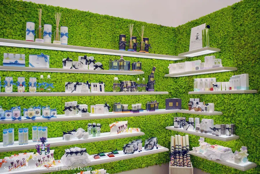 Parete verde verticale per negozio a Roma
