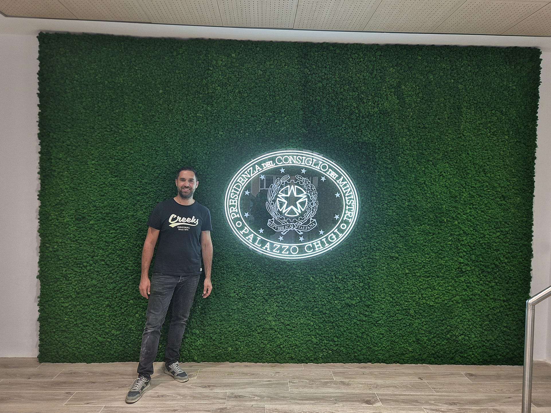 Pareti verde stabilizzato con logo della Presidenza del Consiglio dei Ministri